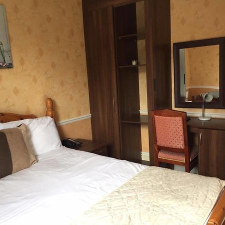 The Pines Guest Accommodation Chippenham  Exteriör bild