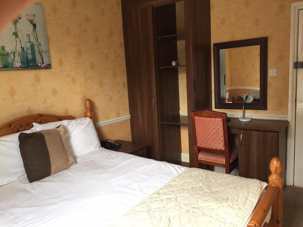The Pines Guest Accommodation Chippenham  Exteriör bild