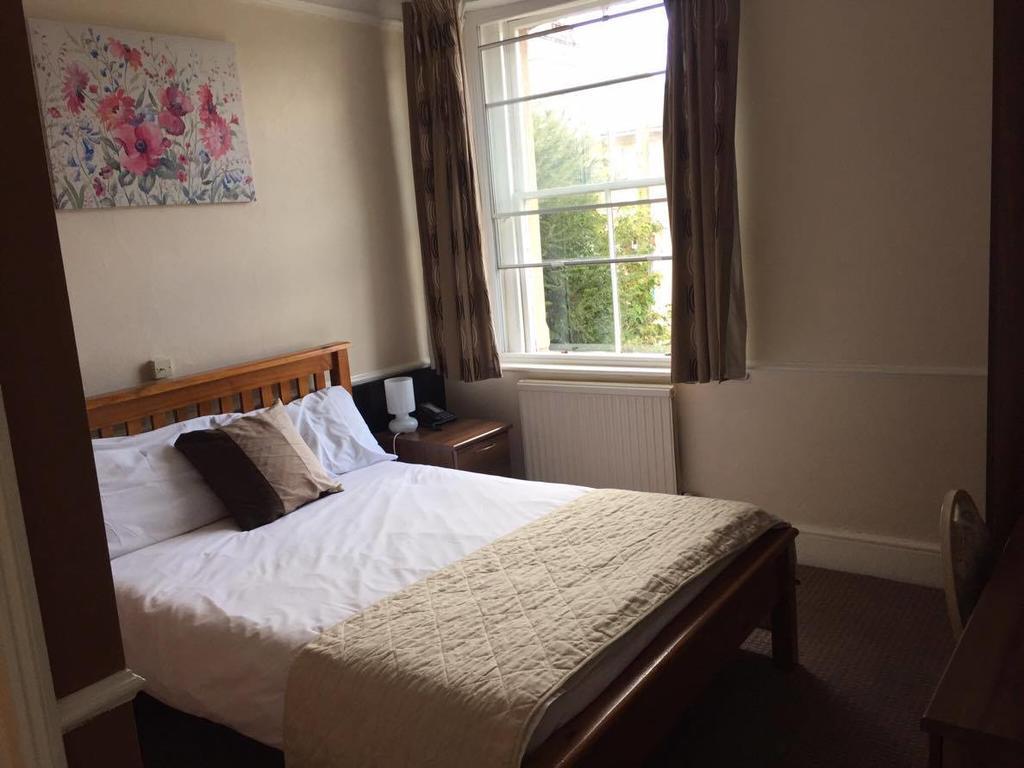 The Pines Guest Accommodation Chippenham  Exteriör bild
