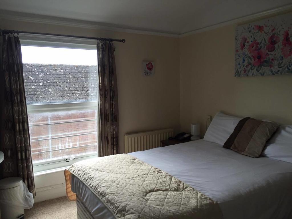 The Pines Guest Accommodation Chippenham  Exteriör bild