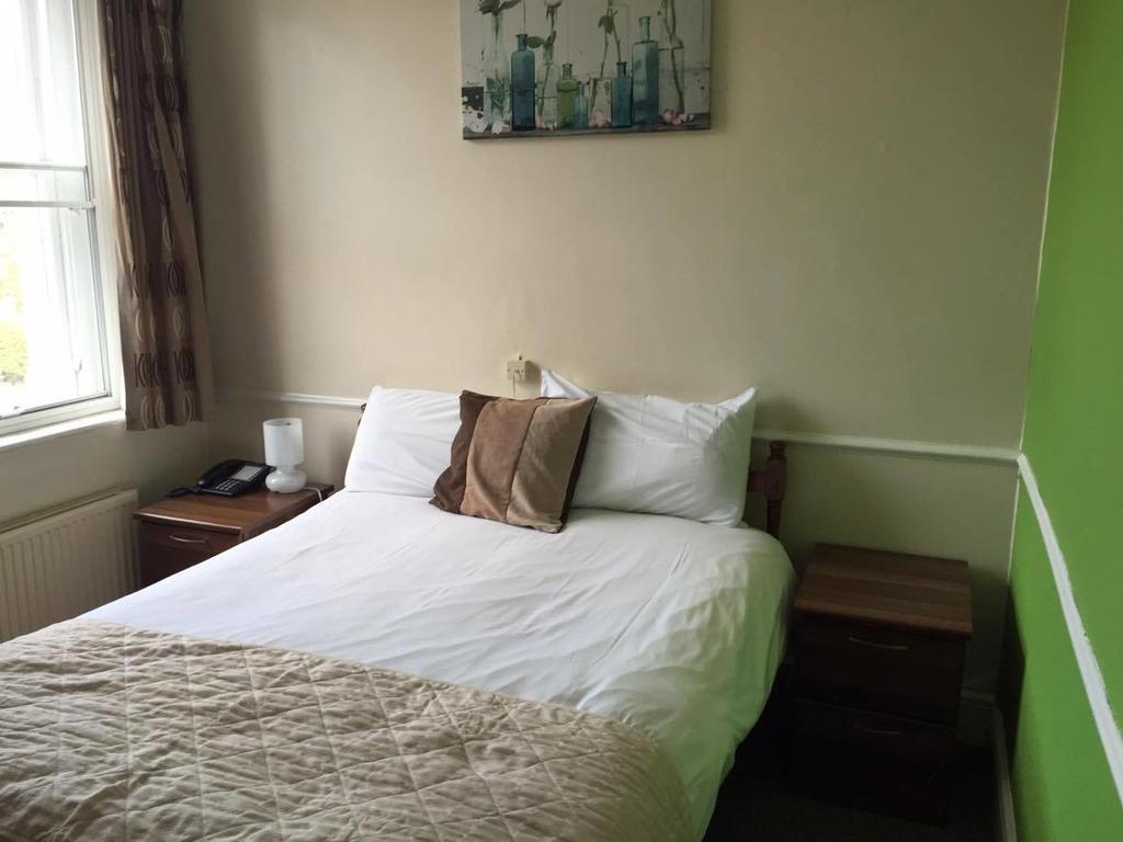 The Pines Guest Accommodation Chippenham  Exteriör bild