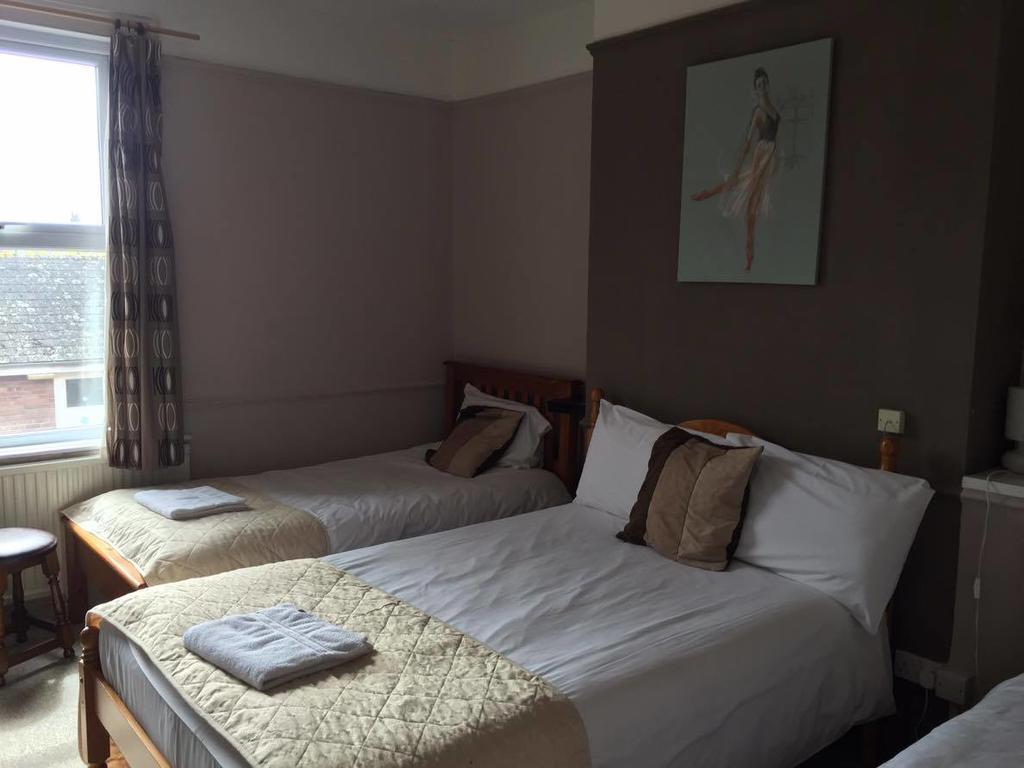 The Pines Guest Accommodation Chippenham  Exteriör bild