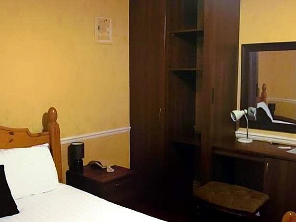 The Pines Guest Accommodation Chippenham  Exteriör bild
