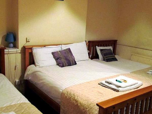 The Pines Guest Accommodation Chippenham  Exteriör bild