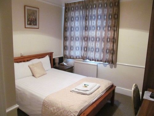 The Pines Guest Accommodation Chippenham  Exteriör bild